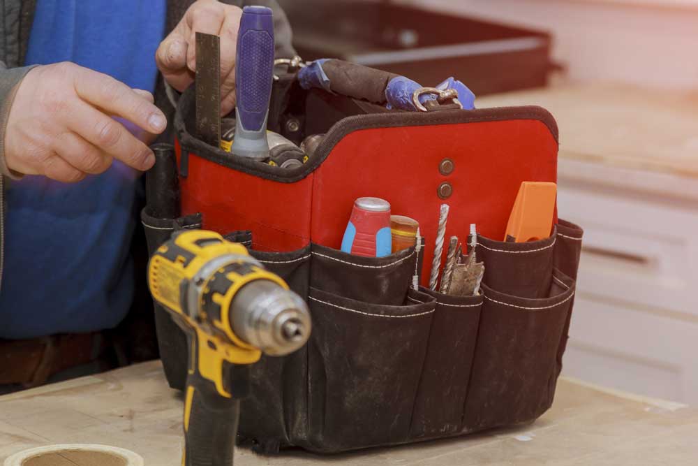 Sac à outils robuste avec de multiples poches de rangement, conçu pour les professionnels du bricolage et de la construction.